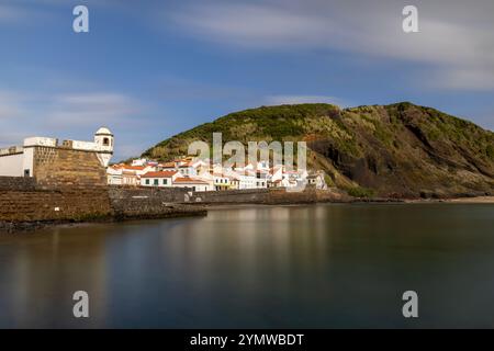 Das historische Zentrum von Horta, die Insel Faial, die Azoren entlang der Stadtmauer mit Blick auf Porto PIM. Stockfoto