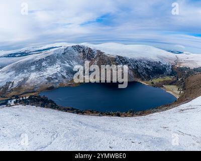 Aus der Vogelperspektive auf einen verschneiten Lough Tay Stockfoto