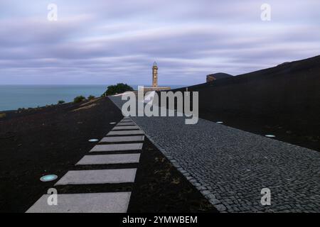 Zwischen 1957 und 1958 verursachte ein Vulkanausbruch die Zerstörung des Leuchtturms Capelinhos auf der Insel Faial auf den Azoren. Stockfoto