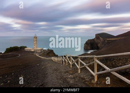 Zwischen 1957 und 1958 verursachte ein Vulkanausbruch die Zerstörung des Leuchtturms Capelinhos auf der Insel Faial auf den Azoren. Stockfoto