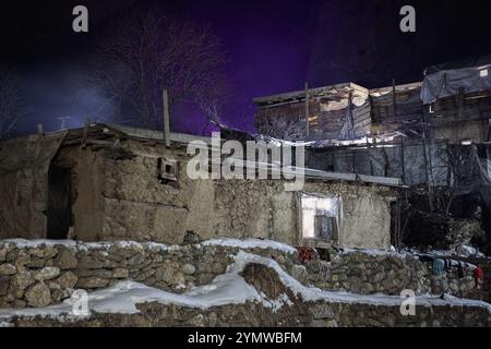 Häuser, die in den letzten 100 Jahren in Nuristan gebaut wurden und nach und nach die traditionellen nuristanischen Häuser ersetzen, was zum Verlust ihrer authentischen Architektur führte Stockfoto