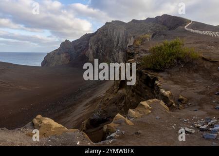 Zwischen 1957 und 1958 verursachte ein Vulkanausbruch die Zerstörung des Leuchtturms Capelinhos auf der Insel Faial auf den Azoren. Stockfoto