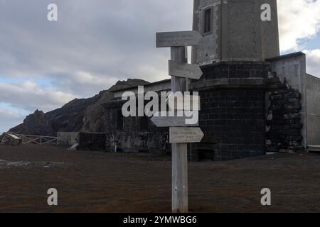 Zwischen 1957 und 1958 verursachte ein Vulkanausbruch die Zerstörung des Leuchtturms Capelinhos auf der Insel Faial auf den Azoren. Stockfoto