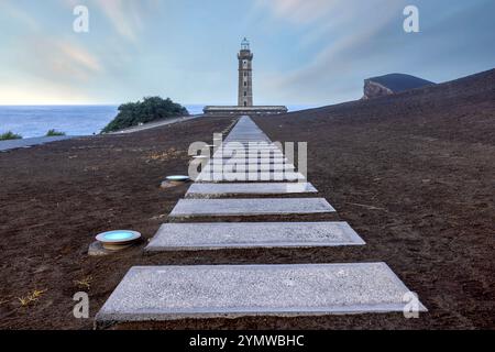 Zwischen 1957 und 1958 verursachte ein Vulkanausbruch die Zerstörung des Leuchtturms Capelinhos auf der Insel Faial auf den Azoren. Stockfoto