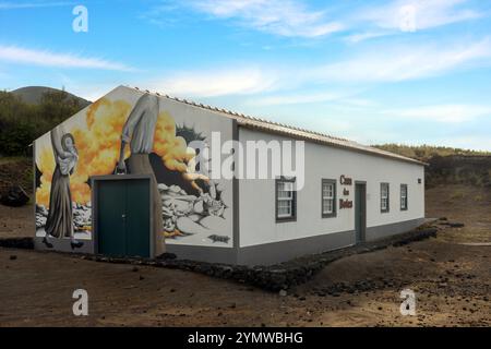 Zwischen 1957 und 1958 verursachte ein Vulkanausbruch die Zerstörung des Leuchtturms Capelinhos auf der Insel Faial auf den Azoren. Stockfoto