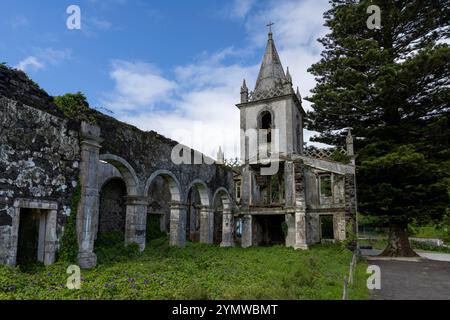 Die Kirche São Mateus befindet sich in der Pfarrei Ribeirinha auf der Insel Faial, auf den Azoren. Es wurde von dem starken Herzen zerstört Stockfoto