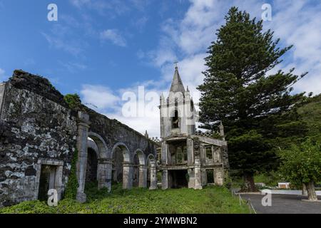 Die Kirche São Mateus befindet sich in der Pfarrei Ribeirinha auf der Insel Faial, auf den Azoren. Es wurde von dem starken Herzen zerstört Stockfoto