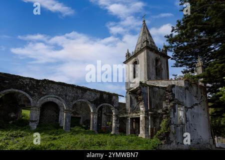 Die Kirche São Mateus befindet sich in der Pfarrei Ribeirinha auf der Insel Faial, auf den Azoren. Es wurde von dem starken Herzen zerstört Stockfoto