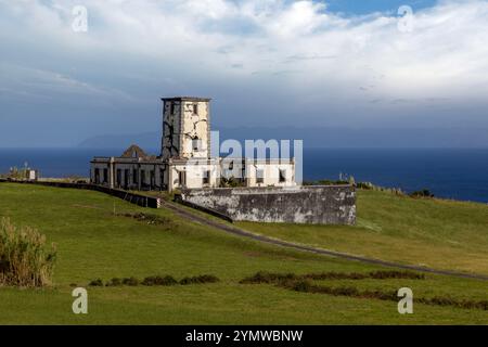 Der Leuchtturm von Ribeirinha auf der Insel Faial auf den Azoren wurde nach dem Erdbeben auf den Azoren 1998 zerstört und befindet sich heute in Ruinen. Stockfoto