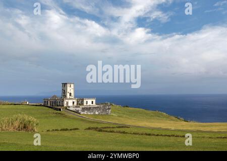 Der Leuchtturm von Ribeirinha auf der Insel Faial auf den Azoren wurde nach dem Erdbeben auf den Azoren 1998 zerstört und befindet sich heute in Ruinen. Stockfoto