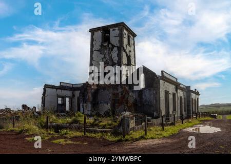 Der Leuchtturm von Ribeirinha auf der Insel Faial auf den Azoren wurde nach dem Erdbeben auf den Azoren 1998 zerstört und befindet sich heute in Ruinen. Stockfoto