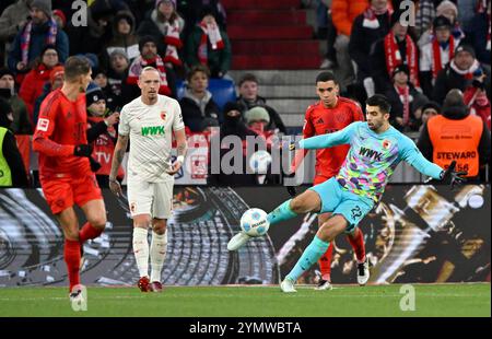 München, Deutschland. November 2024. Torwart Nediljko Labrovic FC Augsburg FCA (22) Aktion FC Bayern München FCB vs FC Augsburg FCA 22.11.2024 DFL-BESTIMMUNGEN VERBIETEN JEDE VERWENDUNG VON FOTOS ALS BILDSEQUENZEN UND/ODER QUASI-VIDEO/dpa/Alamy Live News Stockfoto