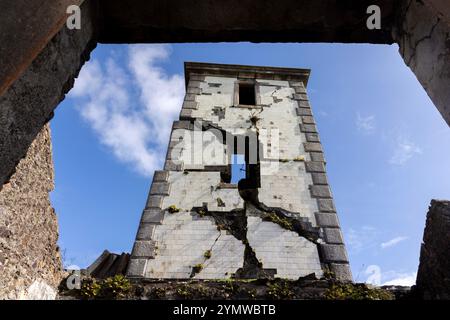 Der Leuchtturm von Ribeirinha auf der Insel Faial auf den Azoren wurde nach dem Erdbeben auf den Azoren 1998 zerstört und befindet sich heute in Ruinen. Stockfoto