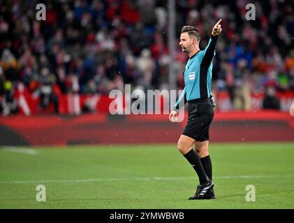 München, Deutschland. November 2024. Schiedsrichter Daniel Schlager Gestik Geste FC Bayern München FCB vs. FC Augsburg FCA 22.11.2024 DFL-VORSCHRIFTEN VERBIETEN JEDE VERWENDUNG VON FOTOGRAFIEN ALS BILDSEQUENZEN UND/ODER QUASI-VIDEO/dpa/Alamy Live News Stockfoto