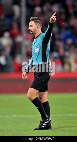 München, Deutschland. November 2024. Schiedsrichter Daniel Schlager Gestik Geste FC Bayern München FCB vs. FC Augsburg FCA 22.11.2024 DFL-VORSCHRIFTEN VERBIETEN JEDE VERWENDUNG VON FOTOGRAFIEN ALS BILDSEQUENZEN UND/ODER QUASI-VIDEO/dpa/Alamy Live News Stockfoto