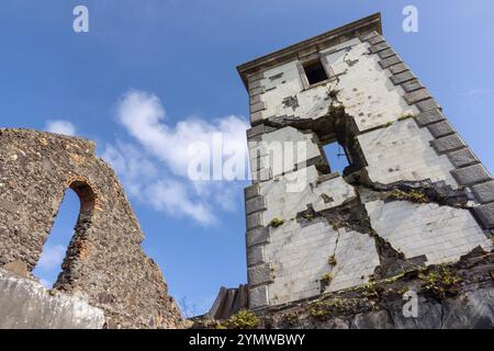 Der Leuchtturm von Ribeirinha auf der Insel Faial auf den Azoren wurde nach dem Erdbeben auf den Azoren 1998 zerstört und befindet sich heute in Ruinen. Stockfoto