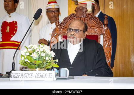 Richter D. Krishnakumar, ehemaliger Richter am Obersten Gerichtshof von Madras, vereidigt als Oberster Richter am Obersten Gerichtshof von Manipur. Stockfoto