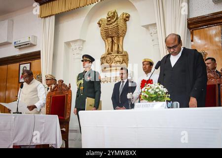 Richter D. Krishnakumar, ehemaliger Richter am Obersten Gerichtshof von Madras, vereidigt als Oberster Richter am Obersten Gerichtshof von Manipur. Stockfoto