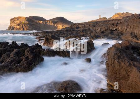 Zwischen 1957 und 1958 verursachte ein Vulkanausbruch die Zerstörung des Leuchtturms Capelinhos auf der Insel Faial auf den Azoren. Stockfoto