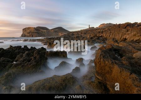 Zwischen 1957 und 1958 verursachte ein Vulkanausbruch die Zerstörung des Leuchtturms Capelinhos auf der Insel Faial auf den Azoren. Stockfoto