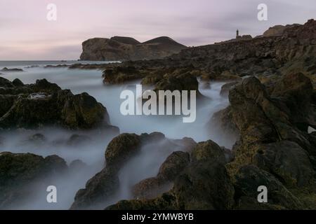 Zwischen 1957 und 1958 verursachte ein Vulkanausbruch die Zerstörung des Leuchtturms Capelinhos auf der Insel Faial auf den Azoren. Stockfoto