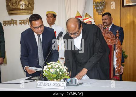 Richter D. Krishnakumar, ehemaliger Richter am Obersten Gerichtshof von Madras, vereidigt als Oberster Richter am Obersten Gerichtshof von Manipur. Stockfoto