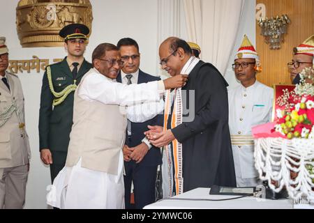 Richter D. Krishnakumar, ehemaliger Richter am Obersten Gerichtshof von Madras, vereidigt als Oberster Richter am Obersten Gerichtshof von Manipur. Stockfoto