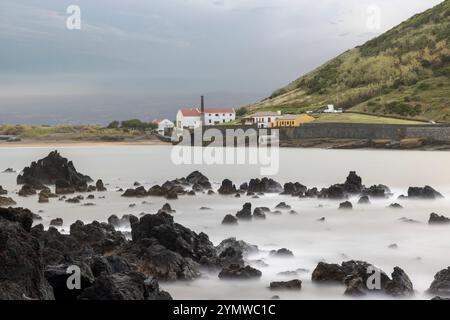 Das historische Zentrum von Horta, die Insel Faial, die Azoren entlang der Stadtmauer mit Blick auf Porto PIM. Stockfoto