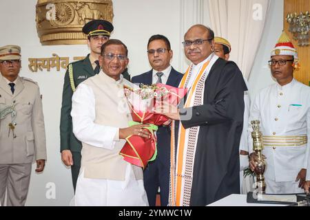 Richter D. Krishnakumar, ehemaliger Richter am Obersten Gerichtshof von Madras, vereidigt als Oberster Richter am Obersten Gerichtshof von Manipur. Stockfoto