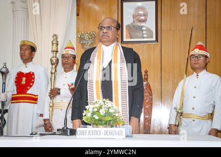 Richter D. Krishnakumar, ehemaliger Richter am Obersten Gerichtshof von Madras, vereidigt als Oberster Richter am Obersten Gerichtshof von Manipur. Stockfoto