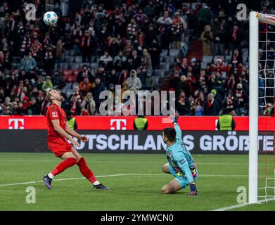 München, Deutschland. November 2024. Harry Kane (FC Bayern München, #9) bei seinem Tor zum 3:0 gegen Nediljko Labrovic (Torwart, FC Augsburg, #22). GER, FC Bayern München gegen den FC Augsburg, Fussball, Bundesliga, 11. Spieltag, Spielzeit 2024/2025, 22.11.2024. (DIE DFL-DFB-VORSCHRIFTEN VERBIETEN DIE VERWENDUNG VON FOTOS ALS BILDSEQUENZEN UND/ODER QUASI-VIDEO). Foto: Eibner-Pressefoto/Heike feiner Credit: dpa/Alamy Live News Stockfoto