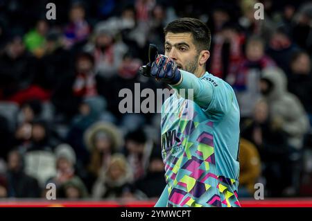 München, Deutschland. November 2024. Nediljko Labrovic (Torwart, FC Augsburg, #22). GER, FC Bayern München gegen den FC Augsburg, Fussball, Bundesliga, 11. Spieltag, Spielzeit 2024/2025, 22.11.2024. (DIE DFL-DFB-VORSCHRIFTEN VERBIETEN DIE VERWENDUNG VON FOTOS ALS BILDSEQUENZEN UND/ODER QUASI-VIDEO). Foto: Eibner-Pressefoto/Heike feiner Credit: dpa/Alamy Live News Stockfoto