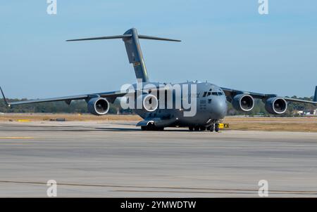 Die Piloten der US Air Force von der 16. Airlift-Geschwader nehmen ein C-17 Globemaster III Frachtflugzeug während des Bataillons Mass Tactical We Stockfoto