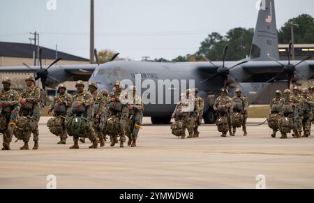 Fallschirmjäger der US-Armee, die der 82. Airborne Division zugeteilt wurden, gehen während der Bataillon Mass Tactical Week auf dem Pope Army Airfield in North Car zu einem Flugzeug Stockfoto