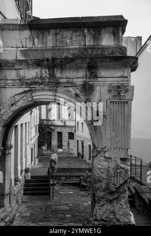 Arco di Riccardo (Arco di Riccardo) ist ein antiker römischer Triumphbogen in Triest, Italien. Der einzige noch erhaltene Teil der römischen Stadtmauer Stockfoto