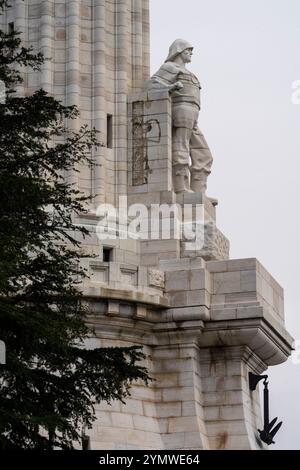 Blick auf die Details des wunderschönen Leuchtturms Victory (Faro della Vittoria) auf einer Klippe über dem Golf von Triest, Italien 04.01.2024 Stockfoto