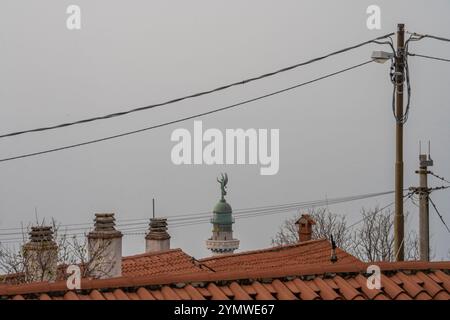 Blick von den Dächern auf den wunderschönen Leuchtturm von Victory (Faro della Vittoria) auf einer Klippe über dem Golf von Triest, Italien 04.01.2024 Stockfoto