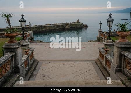 Statue der Sphinx von Miramare am Pier an der Adria vor der Burg Miramare. Triest, Italien 04.01.2024 Stockfoto