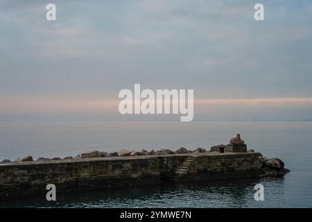 Statue der Sphinx von Miramare am Pier an der Adria vor der Burg Miramare. Triest, Italien 04.01.2024 Stockfoto