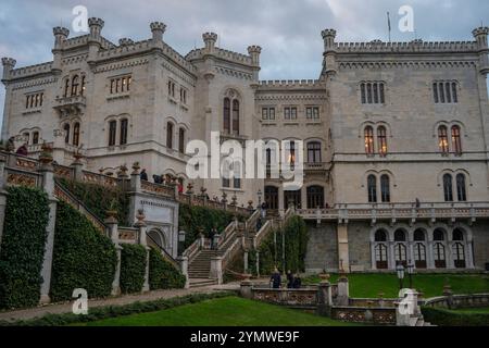 Blick auf das wundervolle Schloss Miramare, das 1860 für den österreichischen Erzherzog Ferdinand Maximilian an der Küste des Golfs von Triest (Italien) erbaut wurde. Triest Stockfoto