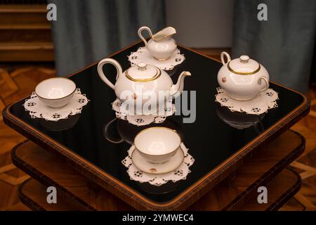 Luxuriöse Teesets aus Vintage-Porzellan auf Holztisch aus Glas. Stockfoto