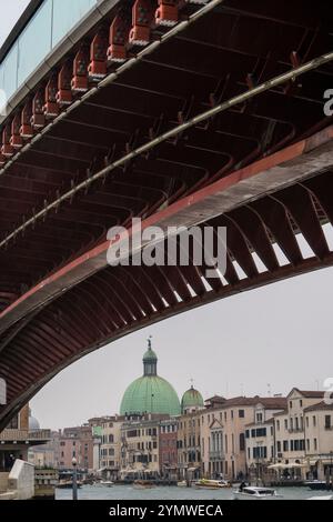 Ponte della Costituzione oder Constitution Bridge über den Canale Grande, entworfen von Santiago Calatrava. Venedig, Italien - 04.04.2024 Stockfoto