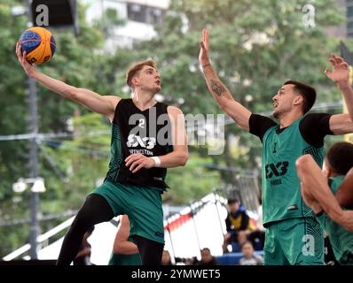 Hongkong, China. November 2024. Henry Caruso (L) von Princeton Shoots während des 3 x 3 World Tour Season Grand Final zwischen Princeton und Paris in Hongkong, Südchina, 23. November 2024. Quelle: Lo Ping Fai/Xinhua/Alamy Live News Stockfoto