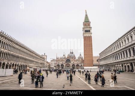 Touristenmassen laufen rund um die Piazza San Marco (Markusplatz) vorbei am Palazzo Ducale (Dogenpalast) in Venedig, Italien 04.01.2024 Stockfoto