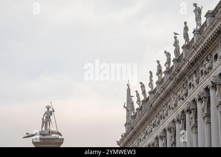 Die Statue von St., Theodore (San Teodoro), Markusplatz, Venedig, Veneto, Italien 04.01.2024 Stockfoto