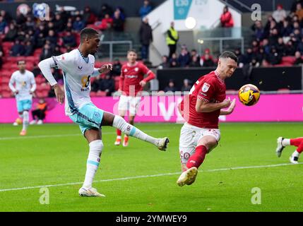 Burnleys Jadon Anthony erzielt das erste Tor des Spiels während des Sky Bet Championship Matches in Ashton Gate, Bristol. Bilddatum: Samstag, 23. November 2024. Stockfoto