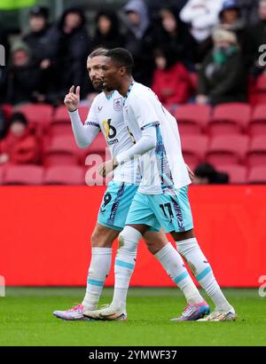 Burnleys Jadon Anthony feiert das erste Tor ihrer Mannschaft während des Sky Bet Championship Matches in Ashton Gate, Bristol. Bilddatum: Samstag, 23. November 2024. Stockfoto