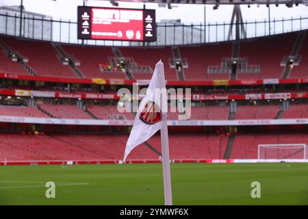 Emirates Stadium, London, Großbritannien. November 2024. Premier League Football, Arsenal gegen Nottingham Forest; Eckflagge mit Vereinslogo Credit: Action Plus Sports/Alamy Live News Stockfoto