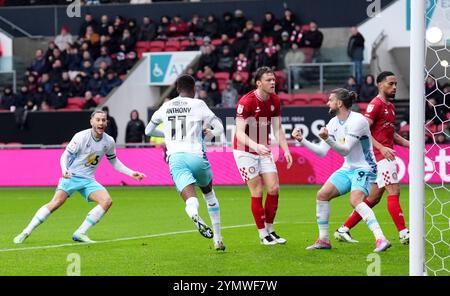 Burnleys Jadon Anthony feiert das erste Tor ihrer Mannschaft während des Sky Bet Championship Matches in Ashton Gate, Bristol. Bilddatum: Samstag, 23. November 2024. Stockfoto