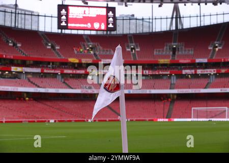 Emirates Stadium, London, Großbritannien. November 2024. Premier League Football, Arsenal gegen Nottingham Forest; Eckflagge mit Vereinslogo Credit: Action Plus Sports/Alamy Live News Stockfoto